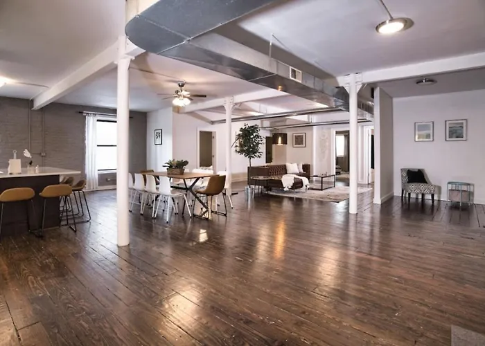 Mccormick 4br Huge Unit W/ Pool Table | Sleeps 10 Chicago