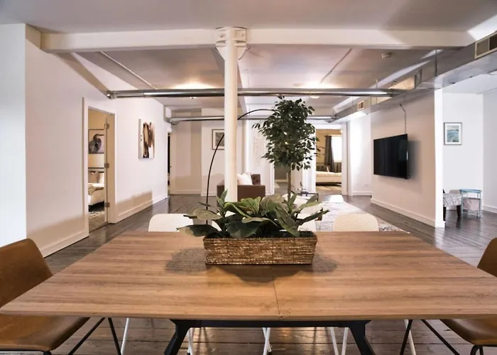 Mccormick 4br Huge Unit W/ Pool Table | Sleeps 10 * Chicago