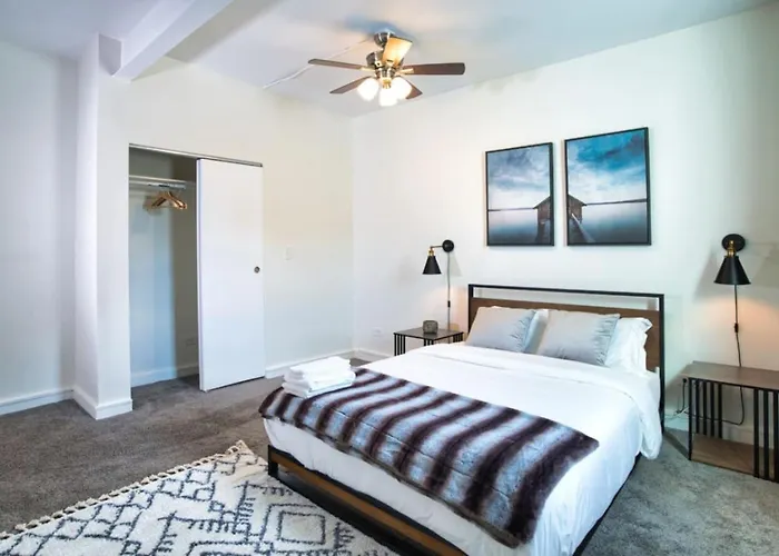 Mccormick 4br Huge Unit W/ Pool Table | Sleeps 10 Apartment Chicago