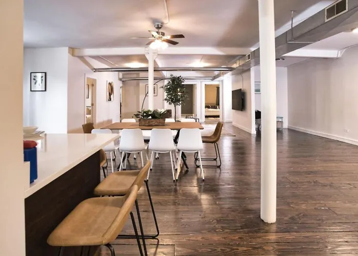 Mccormick 4br Huge Unit W/ Pool Table | Sleeps 10 * Chicago