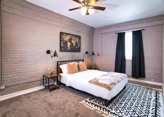 Mccormick 4br Huge Unit W/ Pool Table | Sleeps 10 Apartment Chicago